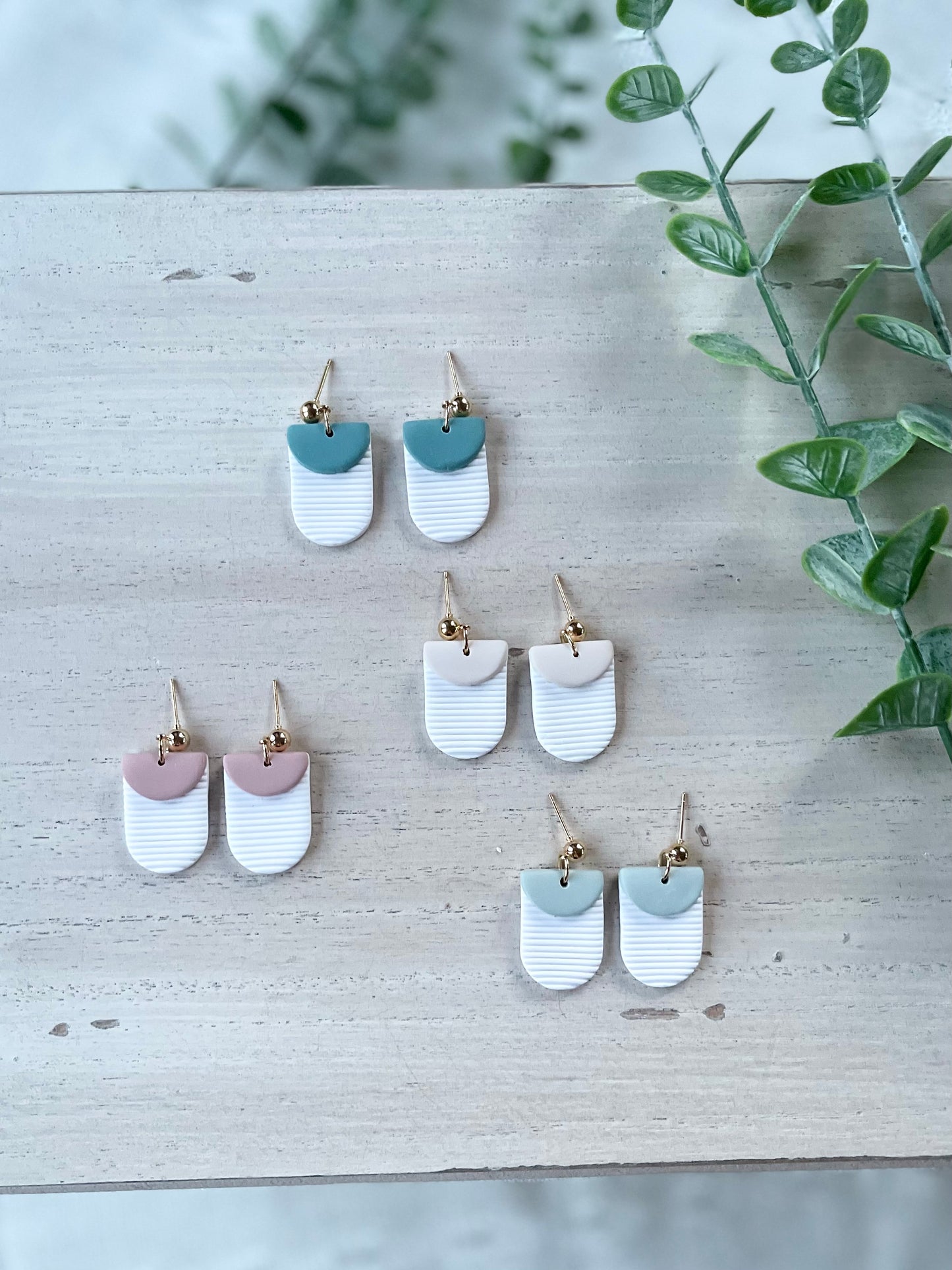 Ribbed U-shape dangle